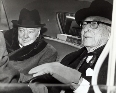 Winston_Churchill_and_Bernard_Baruch_talk_in_car_in_front_of_Baruch's_home,_14_April_1961.jpg