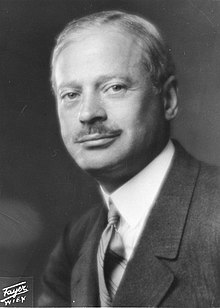 220px-Louis_Freiherr_von_Rothschild_(1882-1955)__1930_©_Georg_Fayer_(1892-1950)_OeNB_12995689.jpg