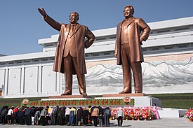 275px-The_statues_of_Kim_Il_Sung_and_Kim_Jong_Il_on_Mansu_Hill_in_Pyongyang_(april_2012).jpg